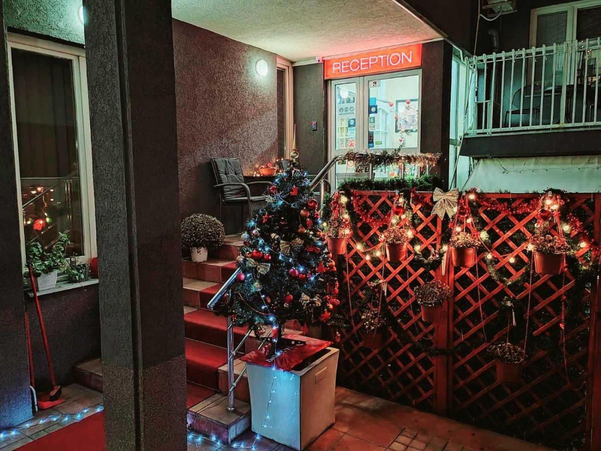 Ni Bed And Breakfast Majesty المظهر الخارجي الصورة