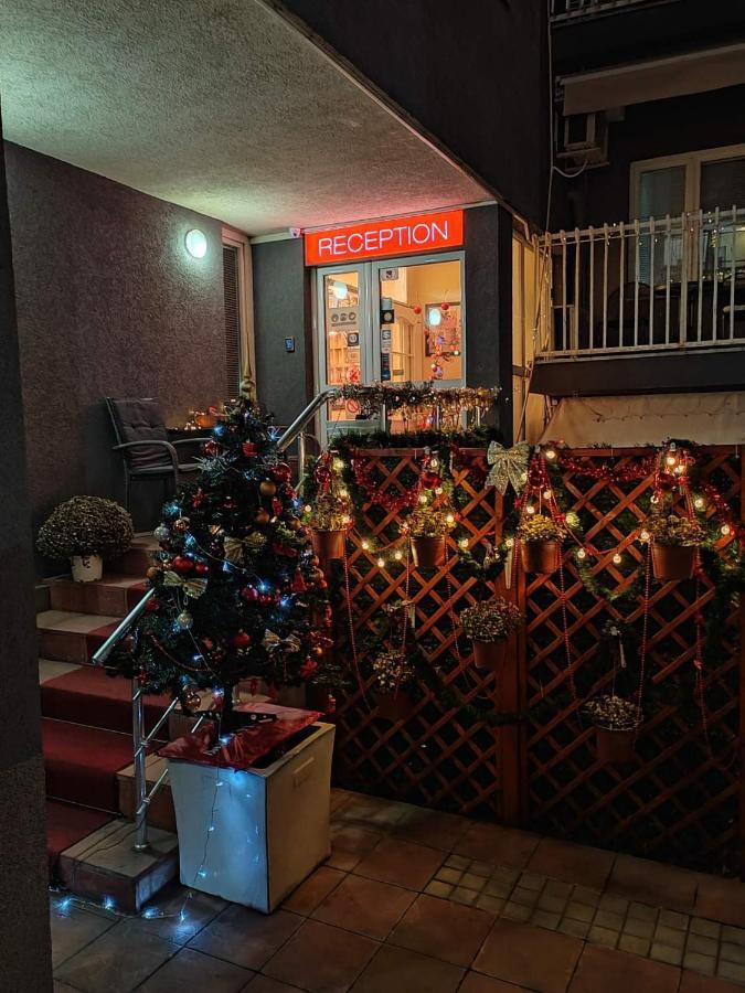 Ni Bed And Breakfast Majesty المظهر الخارجي الصورة