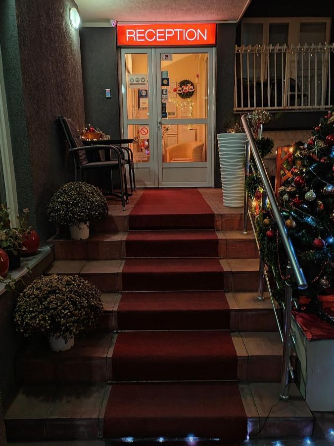 Ni Bed And Breakfast Majesty المظهر الخارجي الصورة