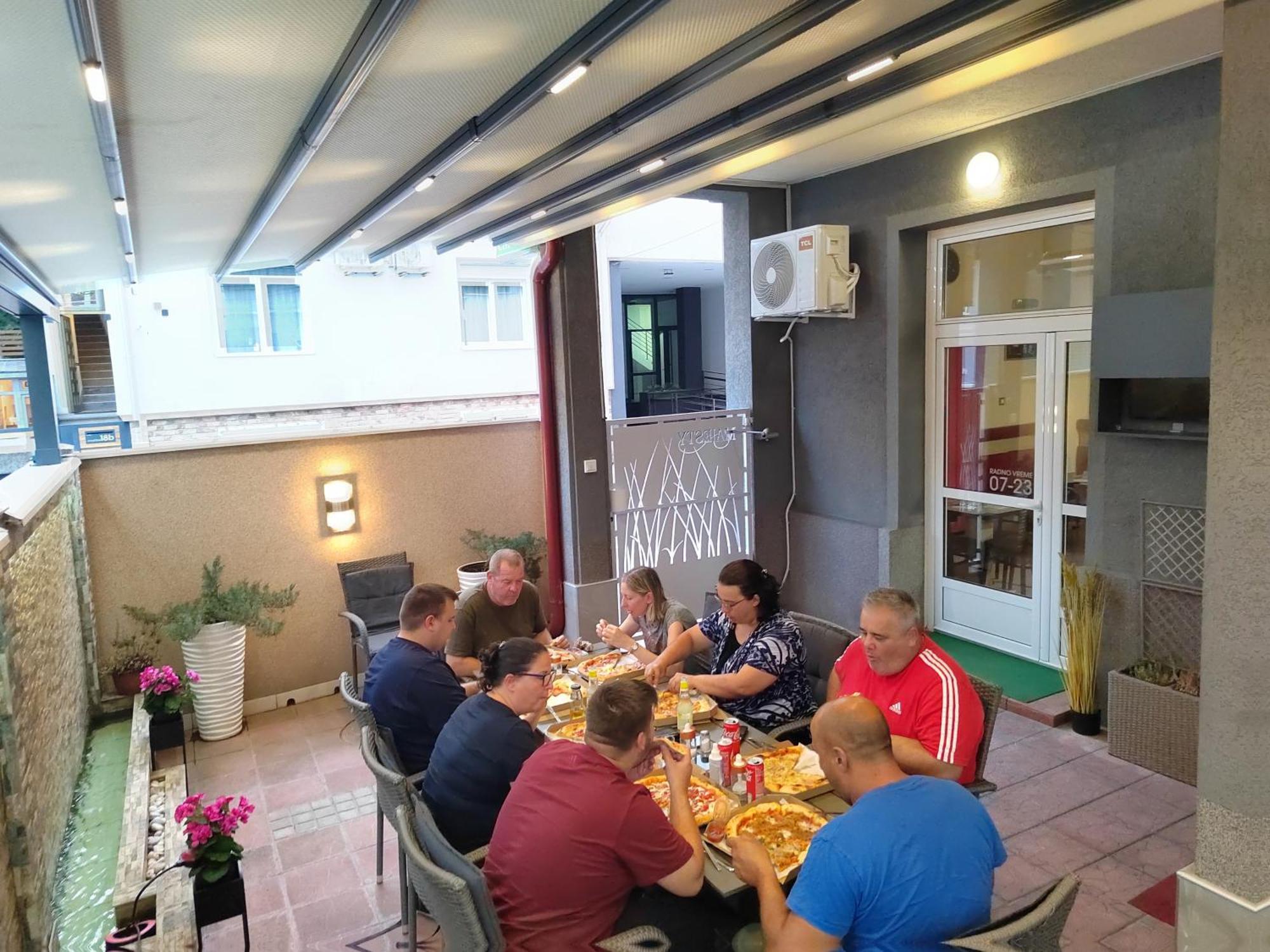 Ni Bed And Breakfast Majesty المظهر الخارجي الصورة
