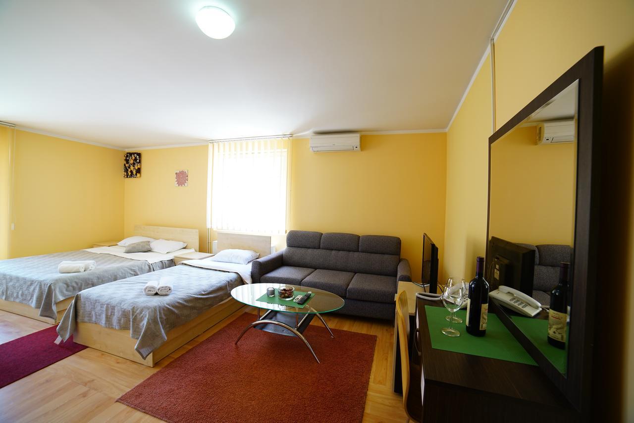Ni Bed And Breakfast Majesty المظهر الخارجي الصورة